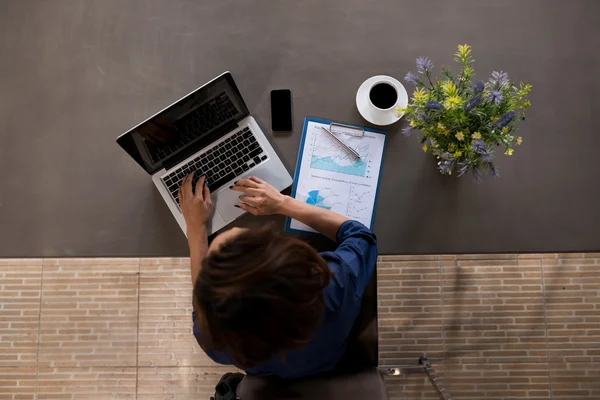 Dama de negocios trabajando en informe financiero — Foto de Stock