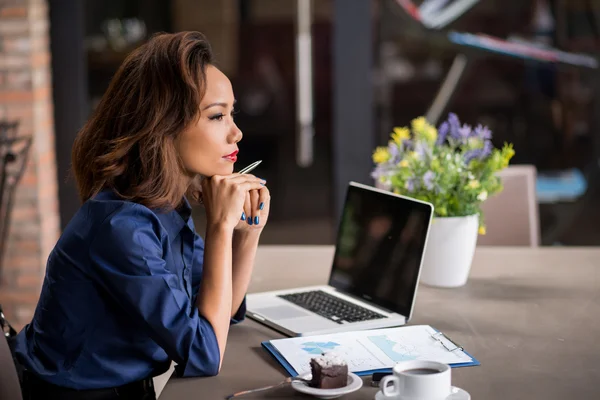 Vietnamese business lady — Stock Photo, Image