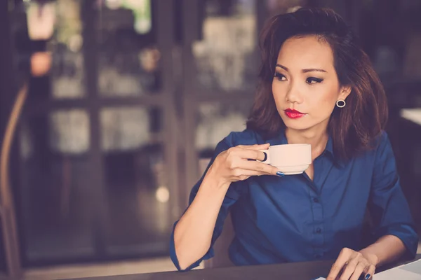 Mulher bebendo café em um café — Fotografia de Stock