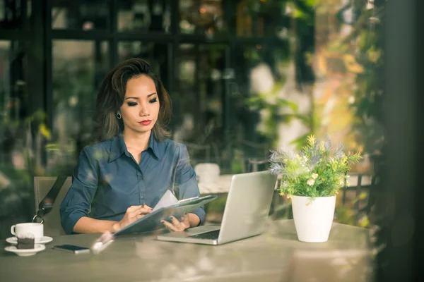 Ernstige vrouwelijke zakelijk document lezen — Stockfoto