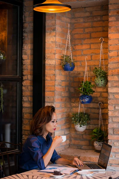 Señora de los negocios trabajando en acogedora cafetería — Foto de Stock