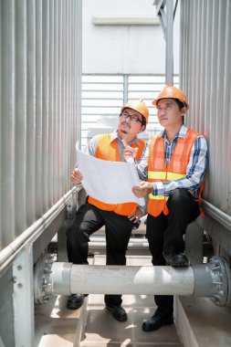 Grup İnşaat inceleyerek mühendis