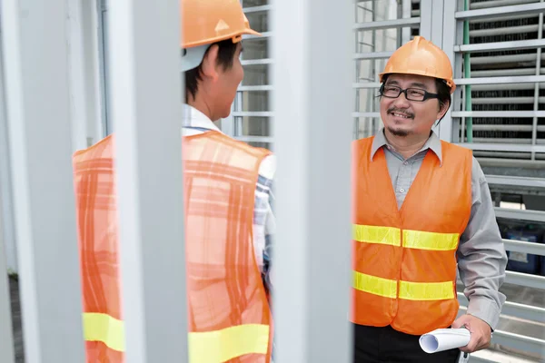 Pratende werknemers in de bouw — Stockfoto