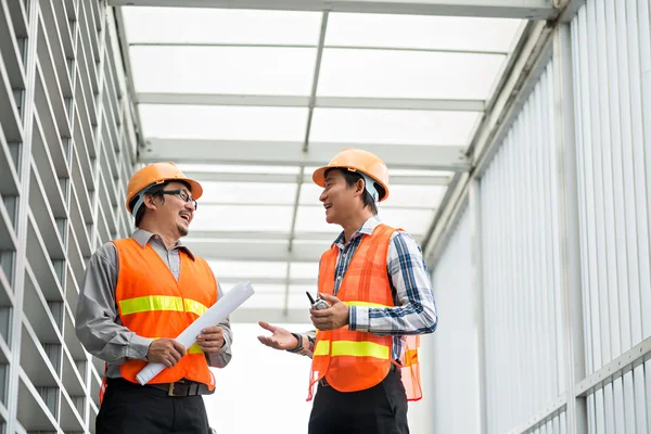 Dos ingenieros charlando y riendo — Foto de Stock