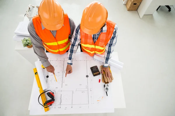 Trabalhadores da construção discutindo plano — Fotografia de Stock