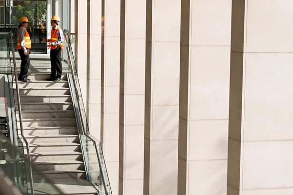 Engineers discussing construction issues — Stock Photo, Image