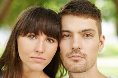 Ciddi genç çiftin yüzler