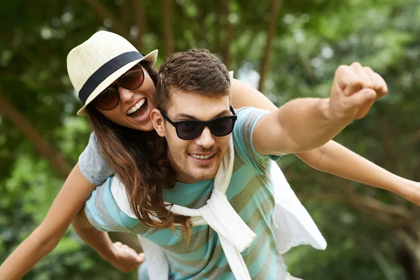 Pareja joven divirtiéndose al aire libre — Foto de Stock