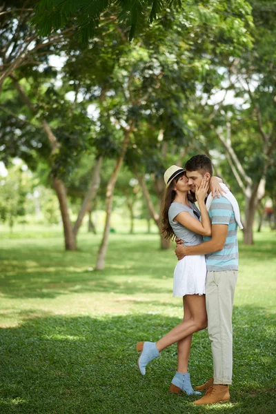 Mujer besando a su novio en la mejilla —  Fotos de Stock