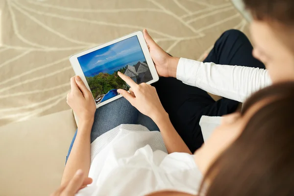 Pareja elegir lugar para las vacaciones —  Fotos de Stock