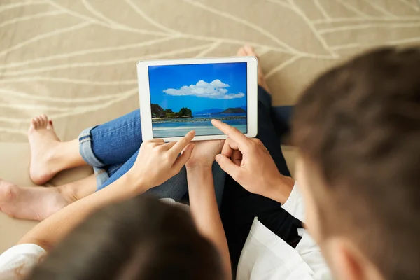 Couple planning honeymoon — Stock Photo, Image