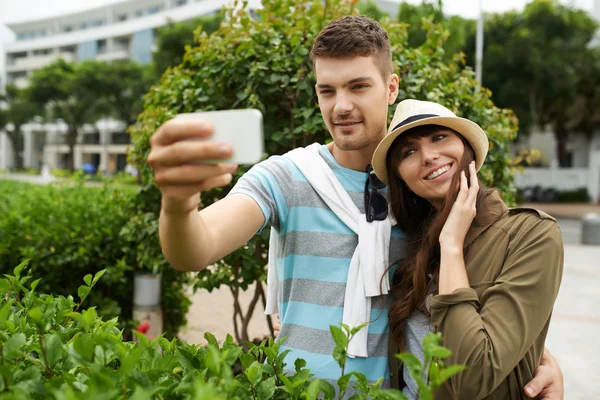 Joven tomando autofoto romántica —  Fotos de Stock