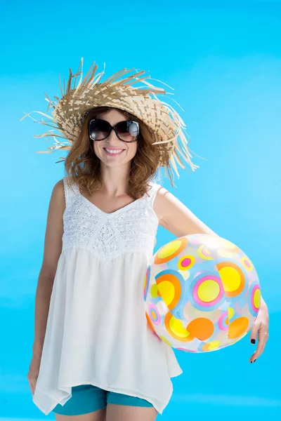 Mujer en gafas de sol lista para ir a la playa —  Fotos de Stock