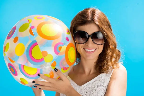 Giovane donna con un pallone da spiaggia — Foto Stock