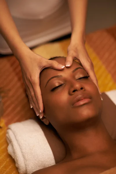 Estetista facendo massaggio facciale — Foto Stock