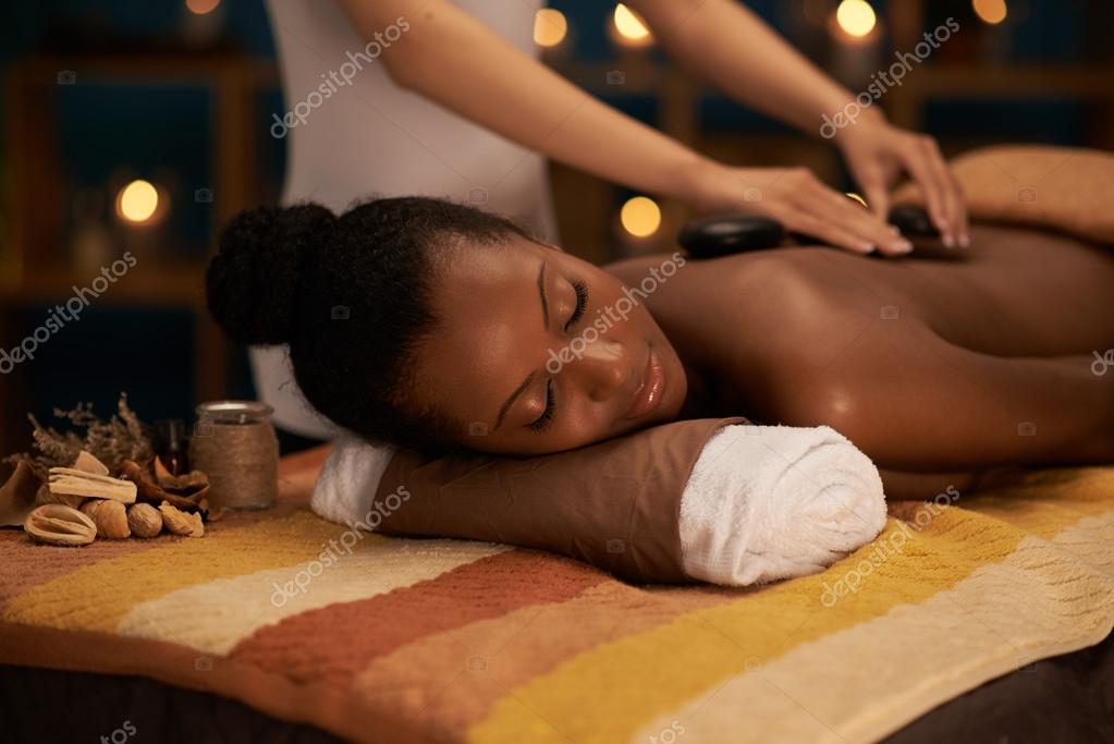 Негритянка делает массаж. Релакс массаж. Темнокожая девушка на массаже. Афроамериканки массаж. Массаж черный.