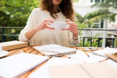 kadın alarak fotoğraf ona bir not defteri