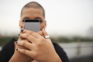 Selfie onun smartphone ile çekici kadın