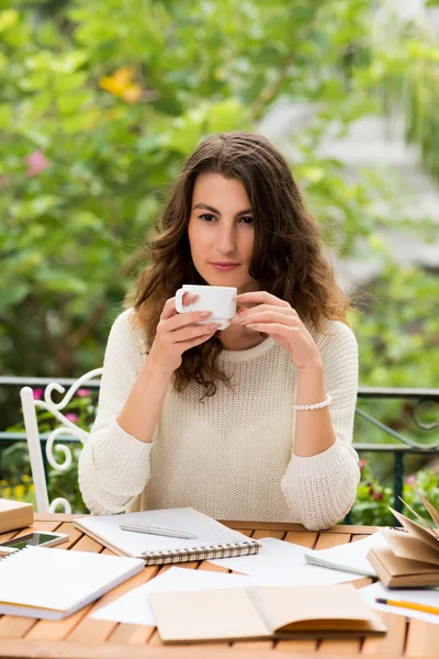 Γυναίκα συγγραφέας πίνοντας τσάι — Φωτογραφία Αρχείου