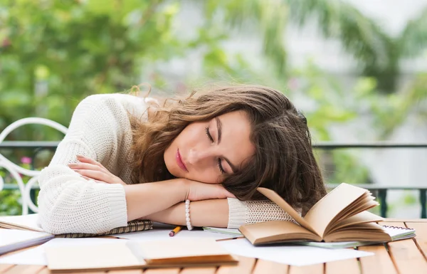 Kadın ev ödevi yaparken uyuya — Stok fotoğraf