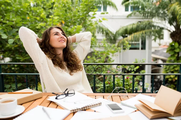 Vrouwelijke schrijver rusten op haar werkplek — Stockfoto