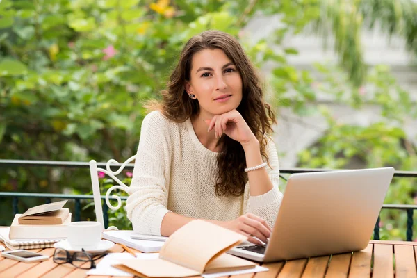 Escritora independiente femenina — Foto de Stock