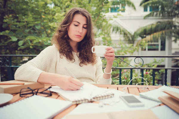 Female copywriter working on article — Stock Photo, Image