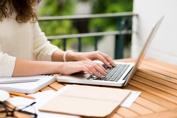 Vrouw werkt op laptop — Stockfoto