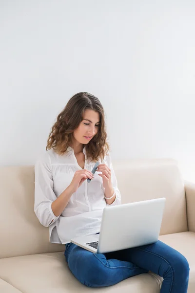 Frau beobachtet Bewegung auf Laptop — Stockfoto