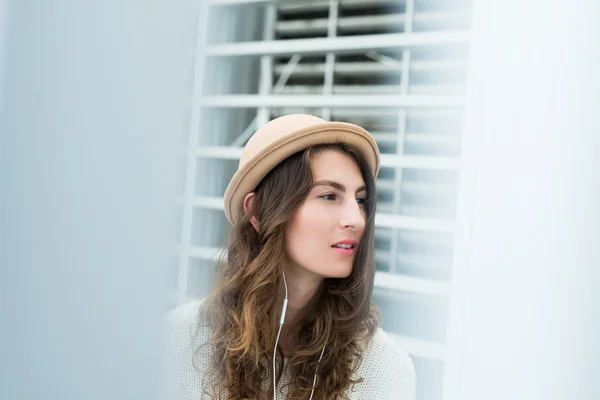 Ragazza in elegante cappello — Foto Stock