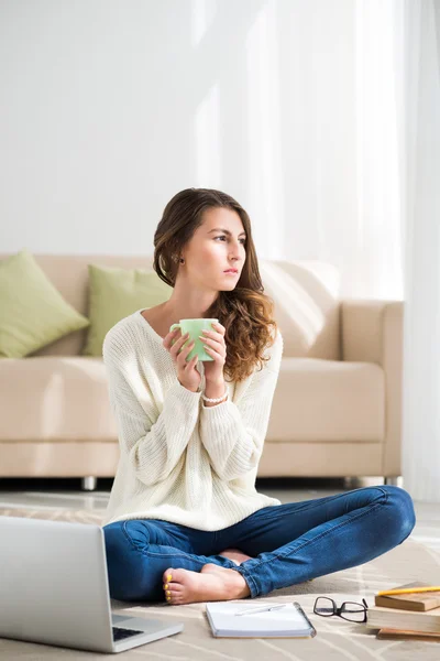 Vrouw met een kop koffie — Stockfoto