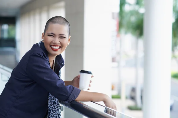 Mujer con una taza de café para llevar —  Fotos de Stock