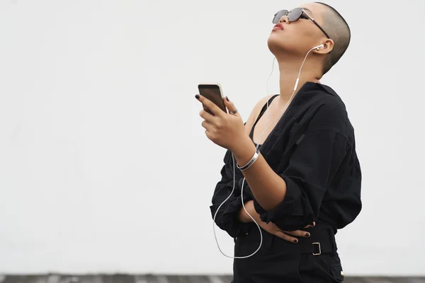 女人在她的智能手机中的音乐欣赏 — 图库照片