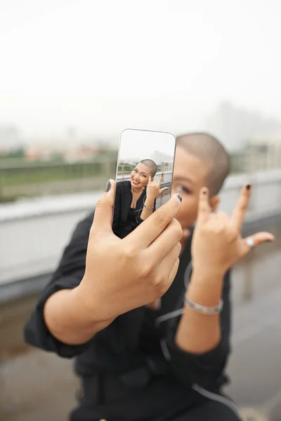 Asiatico donna mostrando rock gesto — Foto Stock