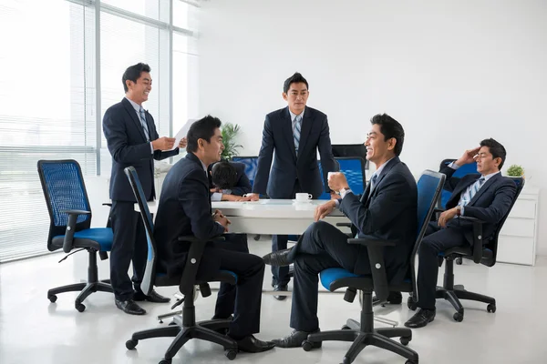 Homem tendo reunião de negócios com seus clones — Fotografia de Stock