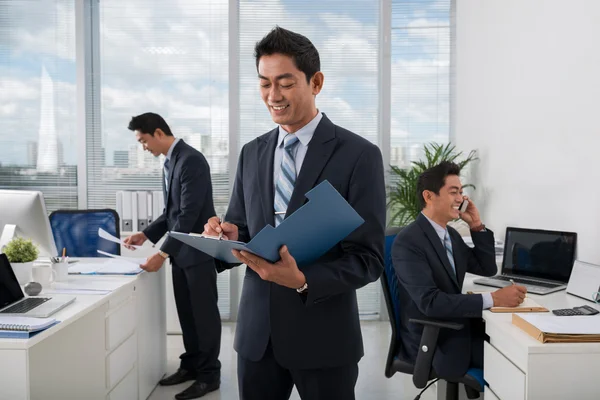 Homme d'affaires et ses clones dans le bureau — Photo