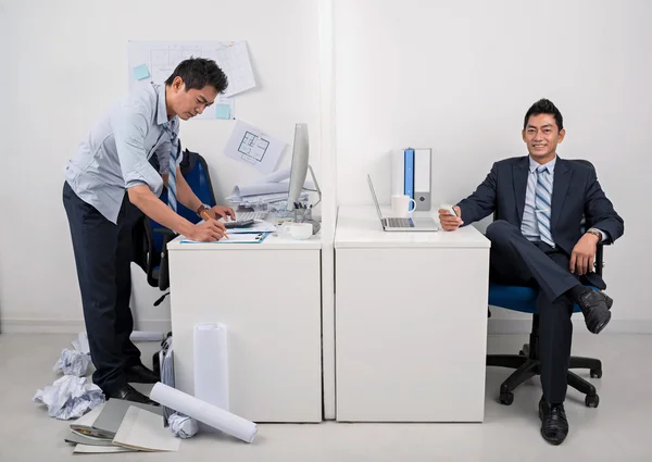 Arbetsgivaren och arbetstagaren i office — Stockfoto