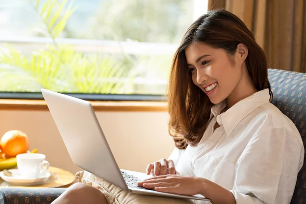 Vietnamees vrouw thuis werken — Stockfoto