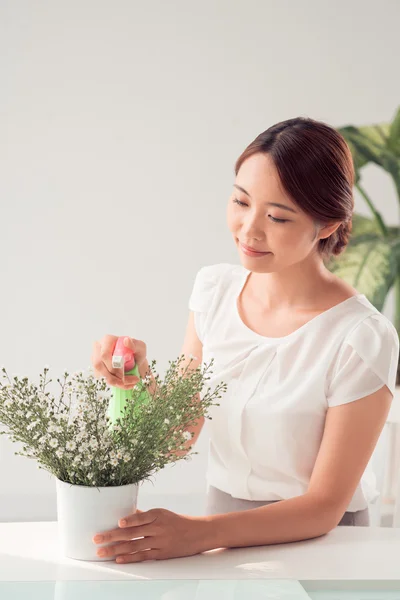 Vrouw spuiten bloeiende bloem — Stockfoto