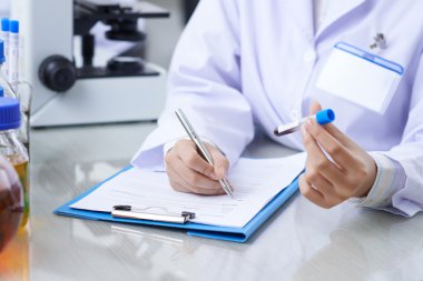 Tıbbi alt kan testinin sonuçlarını yazma