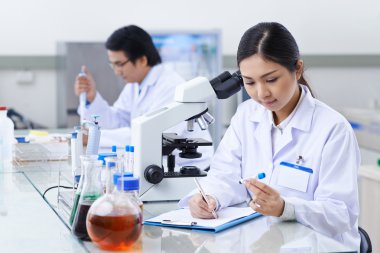 Laboratuvar teknisyeni imzalama test tüpleri