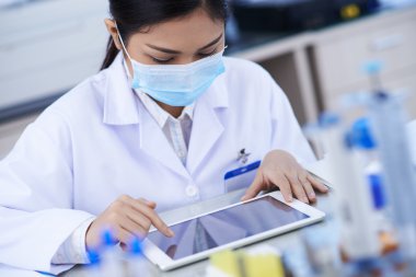 Laboratuvar çalışan dijital tablet kullanma