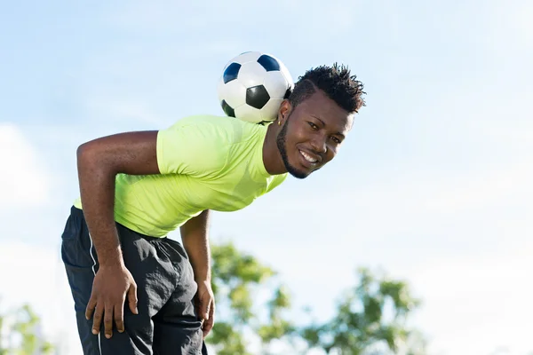 Futbol oyuncu karşı topu — Stok fotoğraf