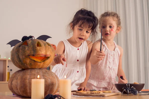 Duas meninas fazendo decorações de Halloween — Fotografia de Stock