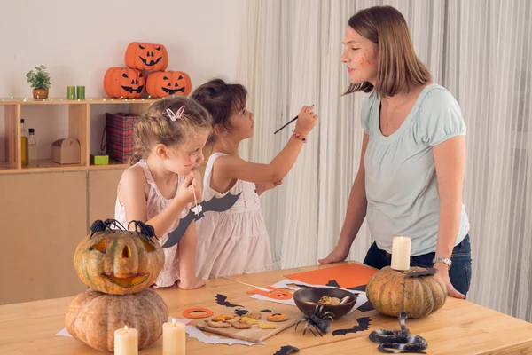 Family preparing for Halloween celebration — Stock Photo, Image