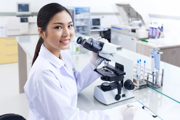 Técnico de laboratório bonito — Fotografia de Stock