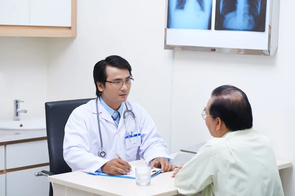 Consultazione dei pazienti anziani con il medico — Foto Stock