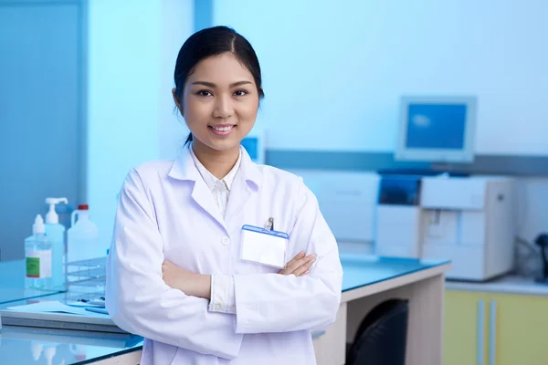 Giovane chimica femminile — Foto Stock