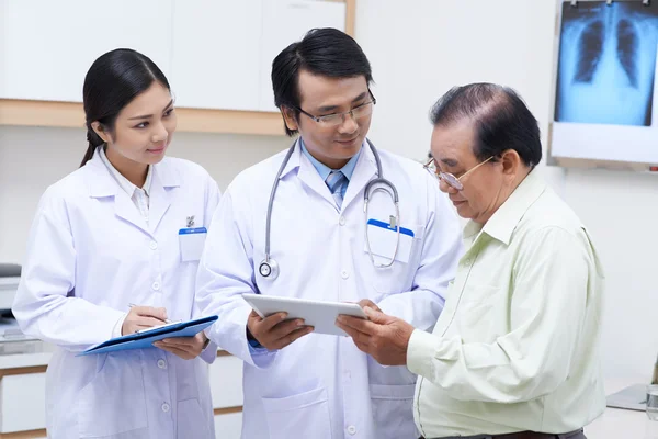 Doctor mostrando resultados del análisis a su paciente — Foto de Stock