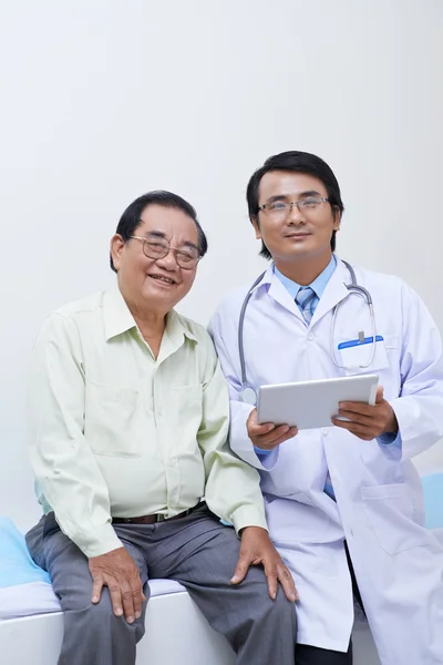 Médico asiático y su paciente senior — Foto de Stock